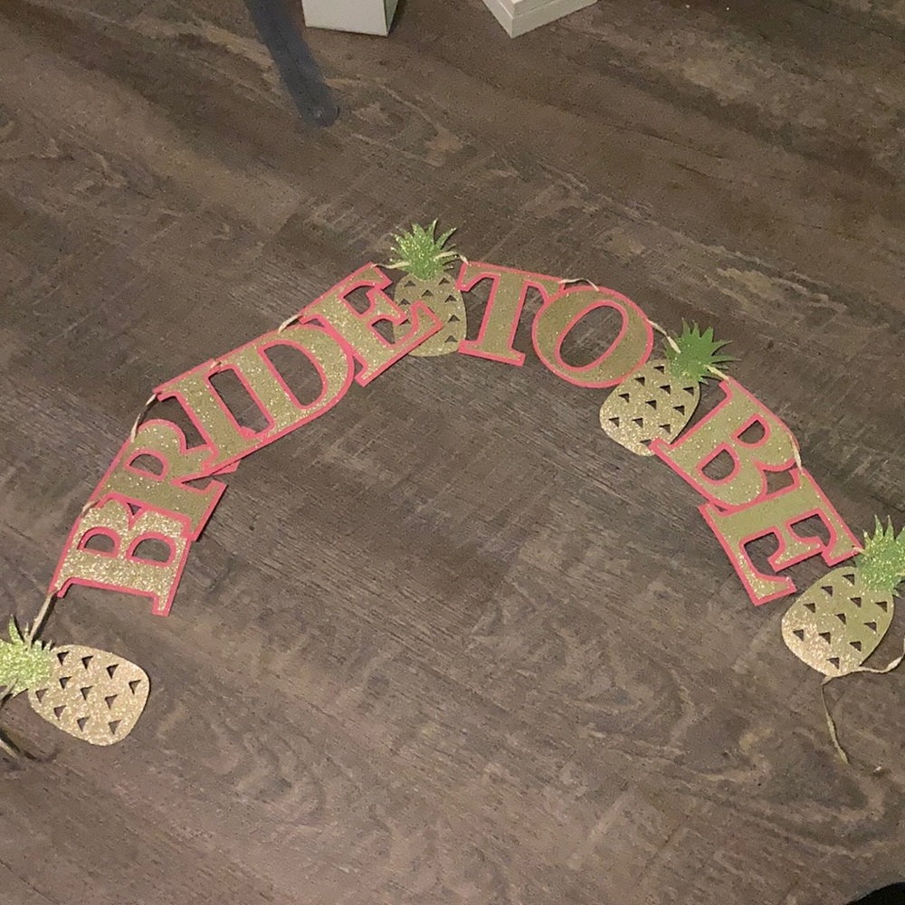BRIDE TO BE pineapple sign